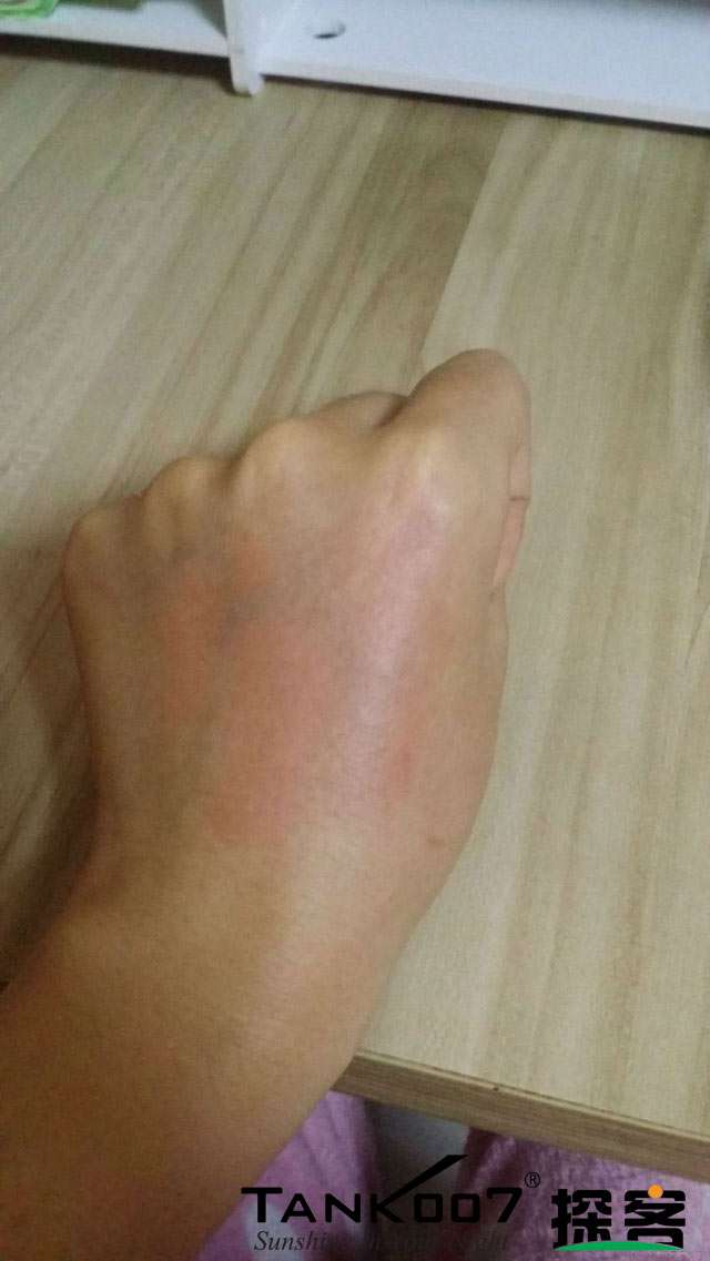 客戶買了紫光手電驗(yàn)熒光劑，先拿面膜大姨媽巾開刀 