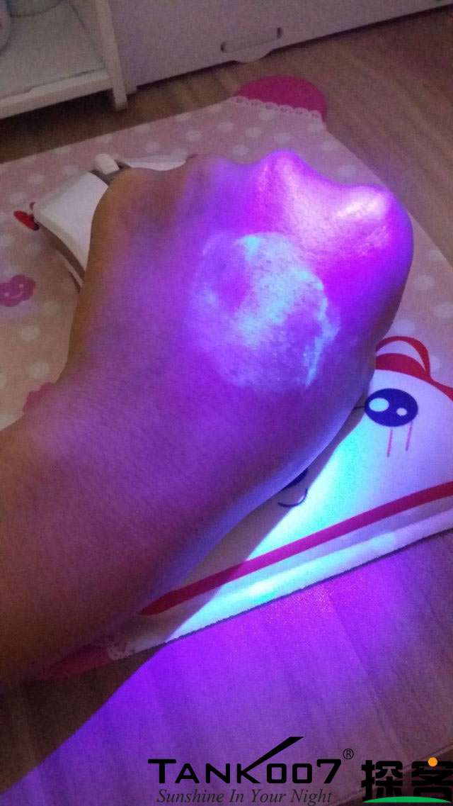 客戶買了紫光手電驗(yàn)熒光劑，先拿面膜大姨媽巾開刀 