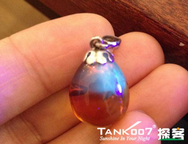 網(wǎng)上用紫光手電鑒定琥珀的帖子這么多，哪個是真假？