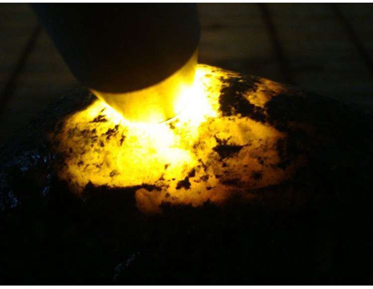 玉石用照玉手電筒白光和放大鏡看的是什么？